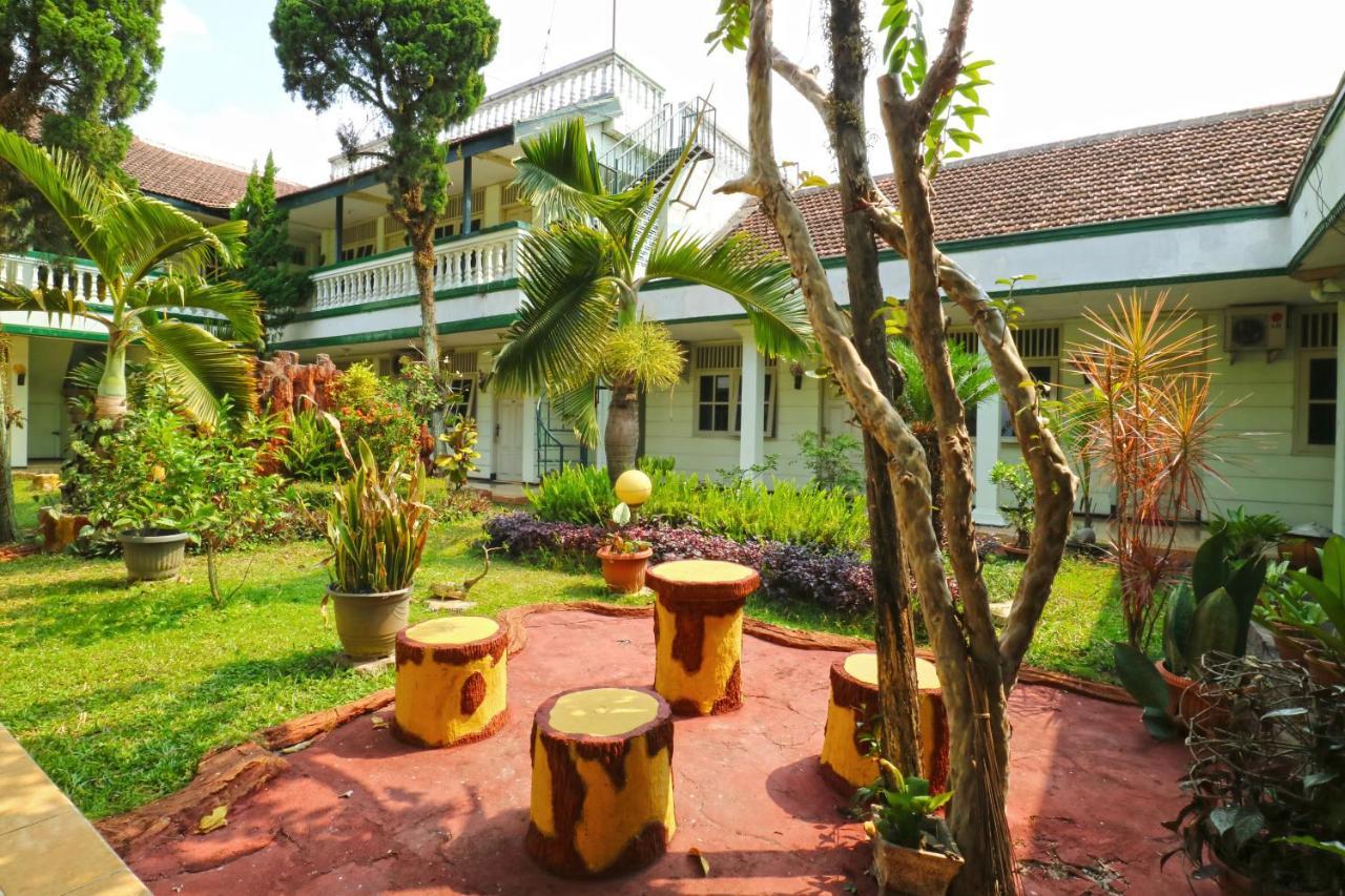 Hotel Camelia Malang Esterno foto