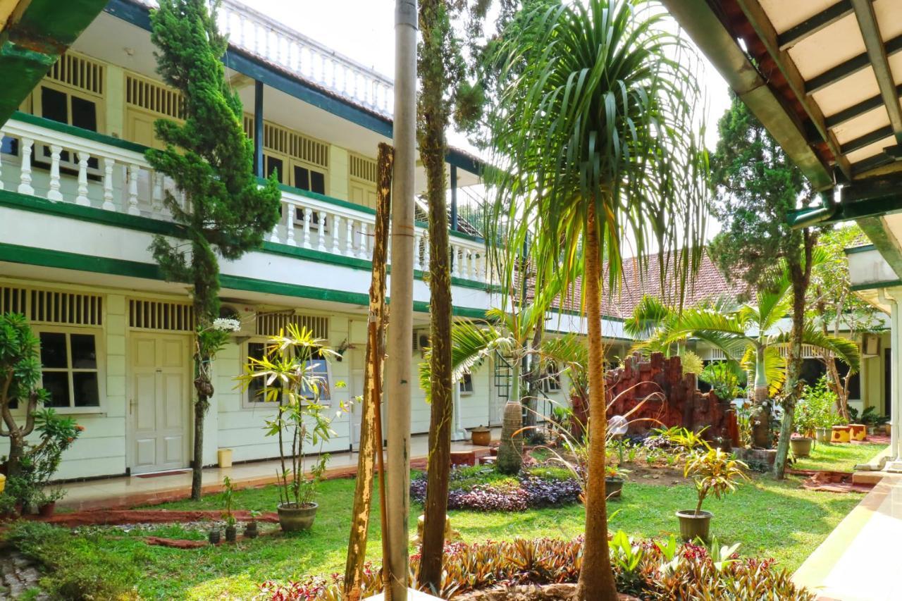 Hotel Camelia Malang Esterno foto