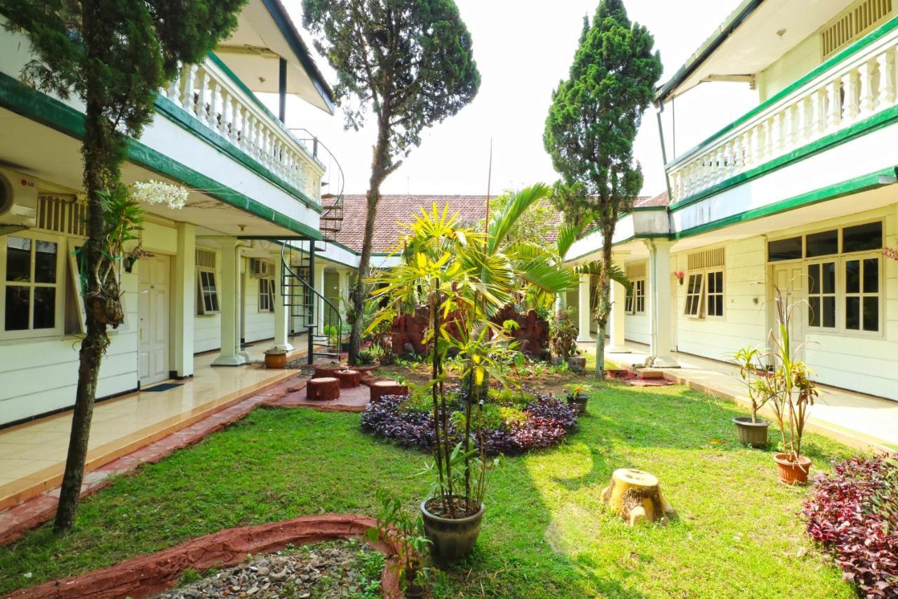 Hotel Camelia Malang Esterno foto