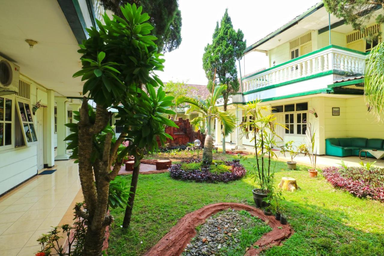 Hotel Camelia Malang Esterno foto